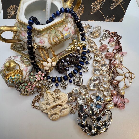 Where's Joan Jewelry Bundle - Picture 1 of 2